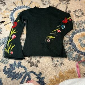 Romeo & Juliet Couture Sweater Embroidered Floral Medium Belle Sleevesr